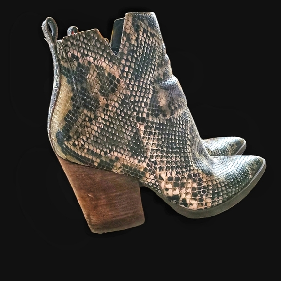 Guess Snakeskin look point toe booties. Size 8.5M US. - Picture 2 of 9